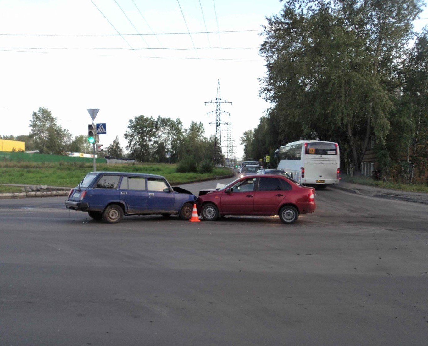 В Архангельске пьяный водитель без прав врезался в отечественную легковушку